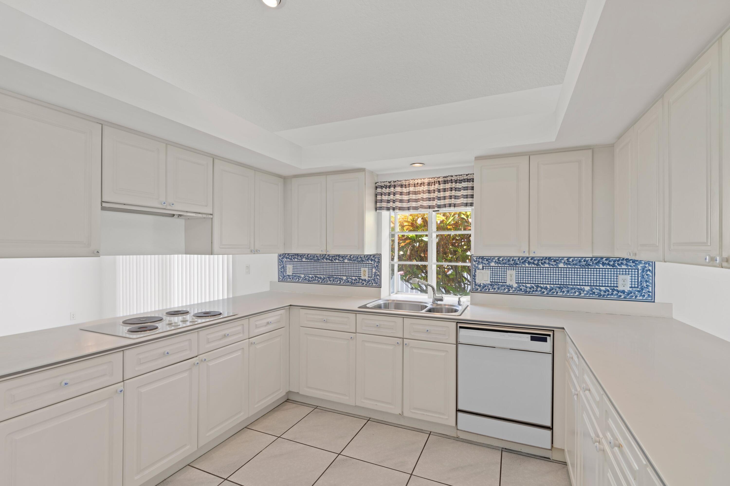 285 South Country Club Boulevard Boca Raton, FL 33487 - Photo 6 of 36 Kitchen