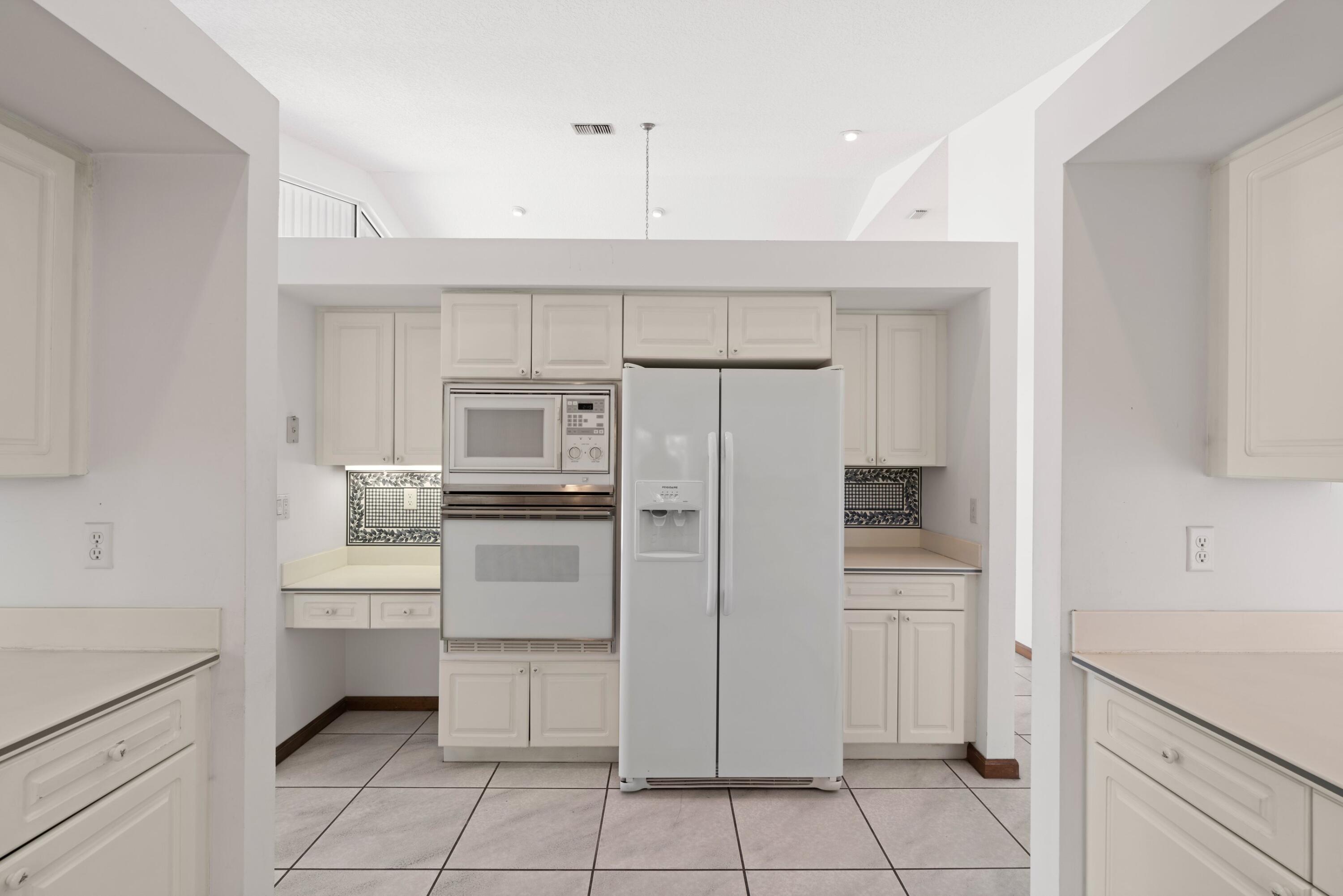 285 South Country Club Boulevard Boca Raton, FL 33487 - Photo 7 of 36 Kitchen