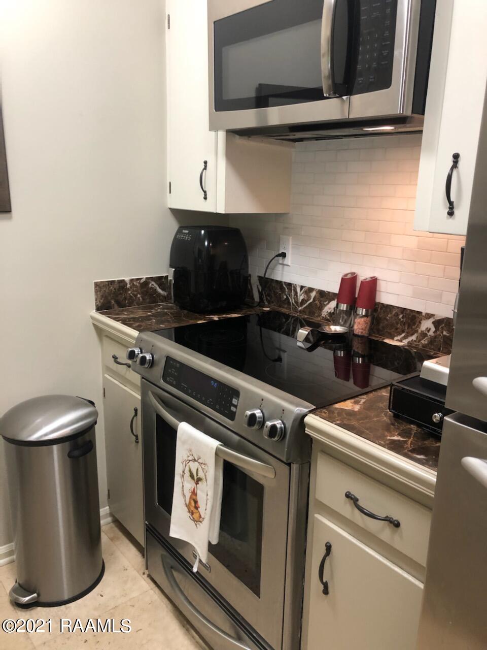 465 Rena Drive, Unit 465 Lafayette, LA 70503 - Photo 4 of 15 Galley Kitchen