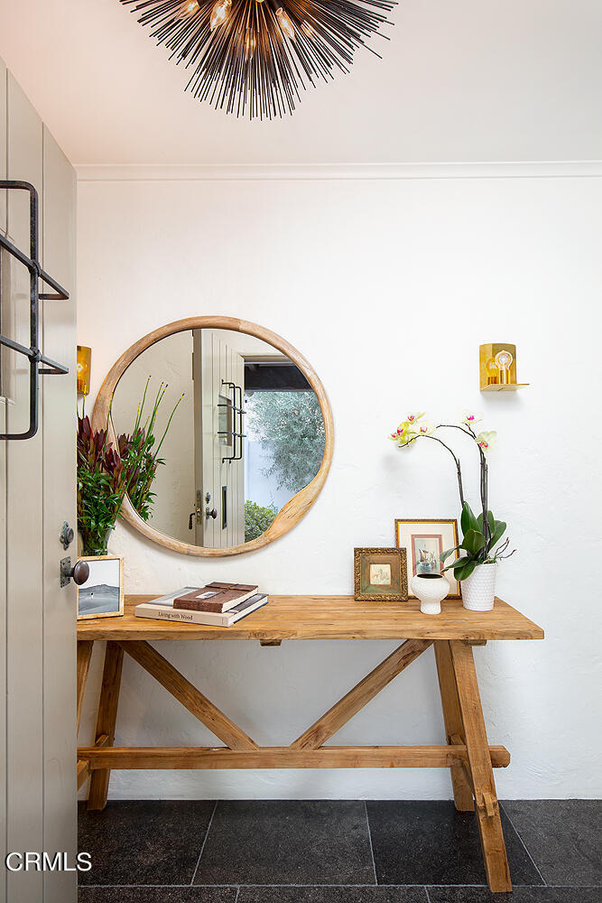 1146 Wotkyns Drive Pasadena, CA 91103 - Photo 11 of 63 a room with a table and chairs