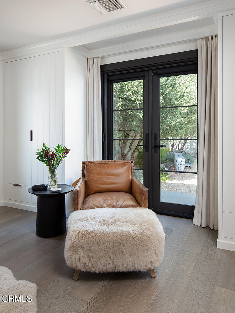 1146 Wotkyns Drive Pasadena, CA 91103 - Photo 33 of 63 a bedroom with a large bed and a potted plant