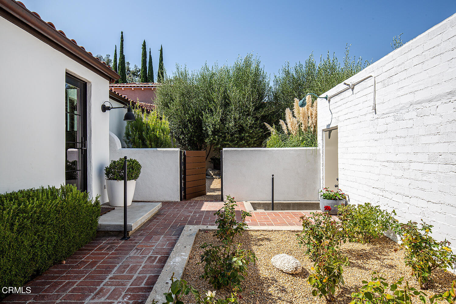 1146 Wotkyns Drive Pasadena, CA 91103 - Photo 46 of 63 a backyard of a house with lots of green space