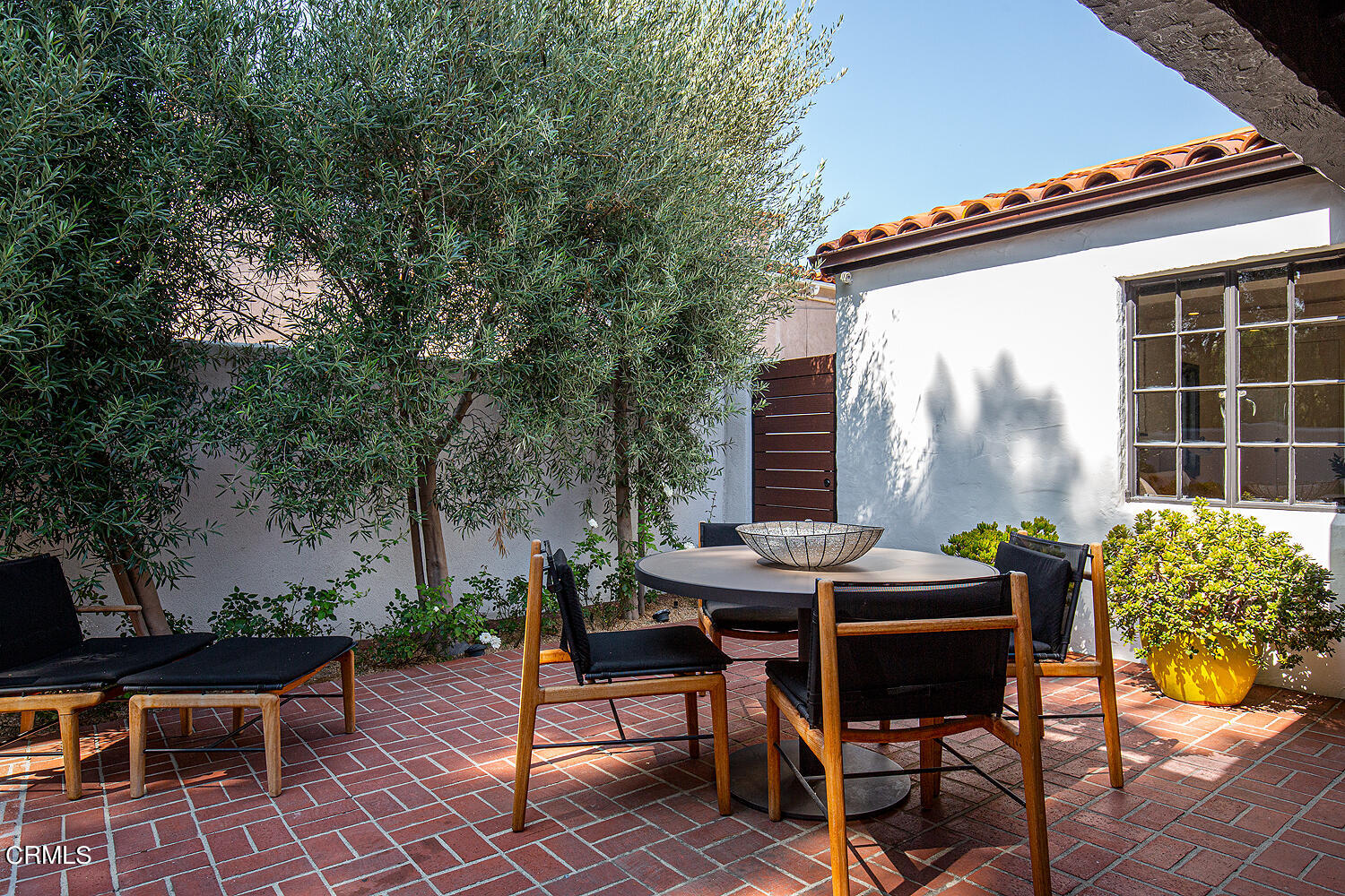 1146 Wotkyns Drive Pasadena, CA 91103 - Photo 6 of 63 a backyard of a house with table and chairs