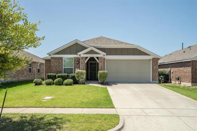 $325,000 | 1620 Meadow Trail Lane, Aubrey, TX 76227