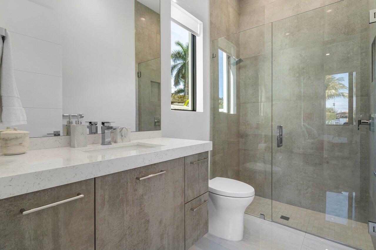 725 Northeast 71st Street Boca Raton, FL 33487 - Photo 32 of 66 Main floor guest bedroom bath