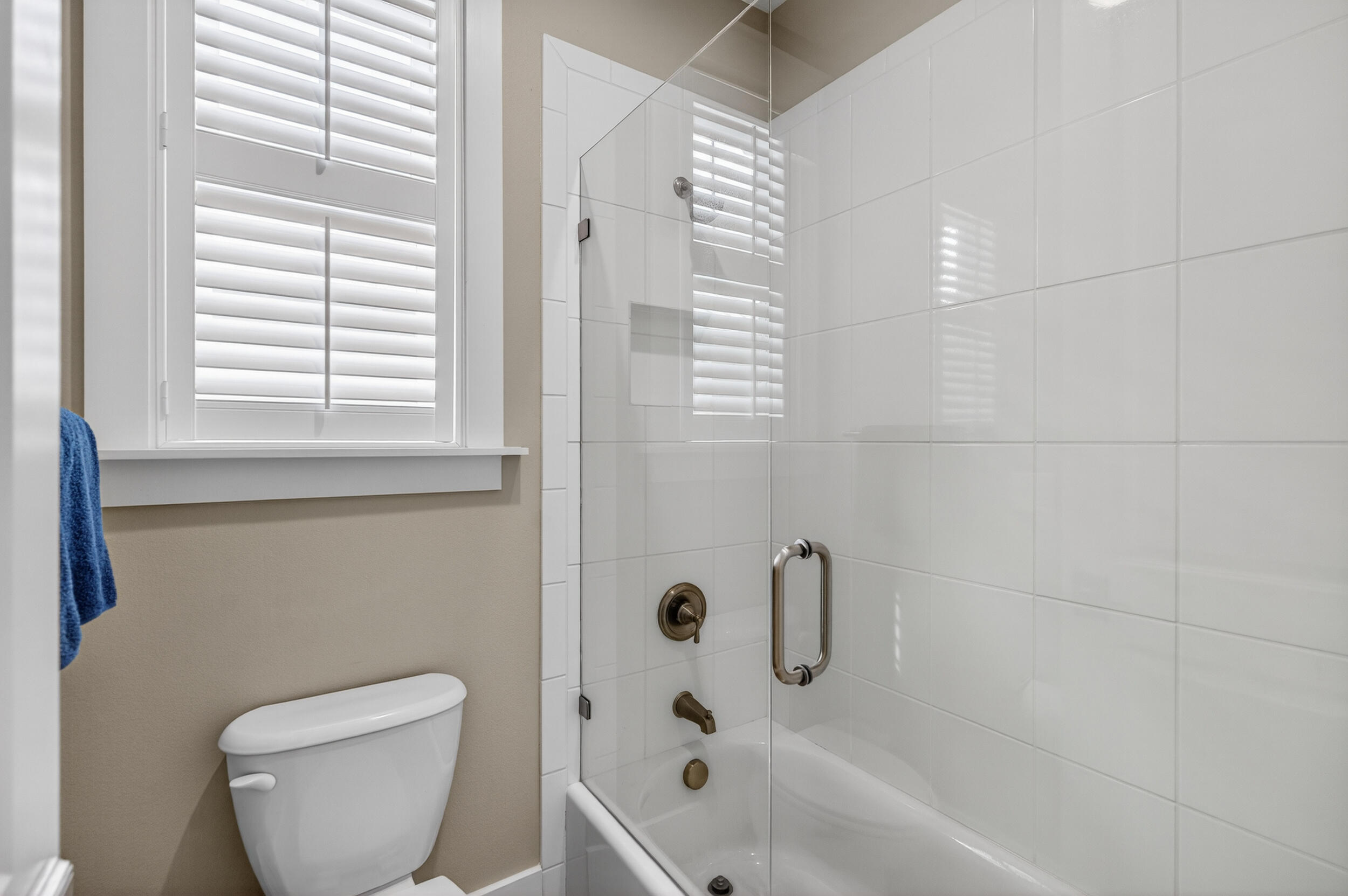 563 Sandgrass Boulevard Santa Rosa Beach, FL 32459 - Photo 46 of 73 a bathroom with a toilet and a bathtub