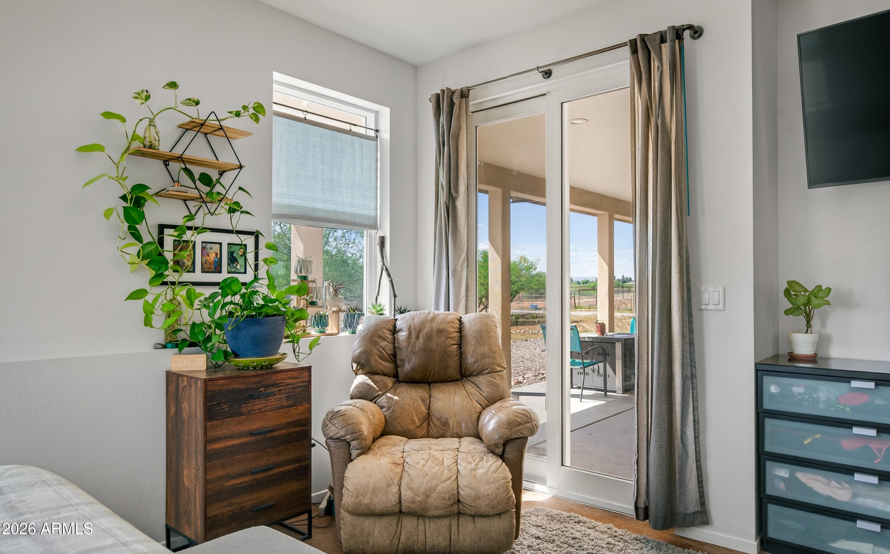 2771 South Country Hill Road Cornville, AZ 86325 - Photo 39 of 48 a living room with furniture and a potted plant