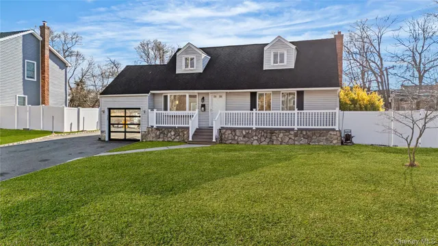 $749,000 | 28 Ellen Place, Kings Park, NY 11754