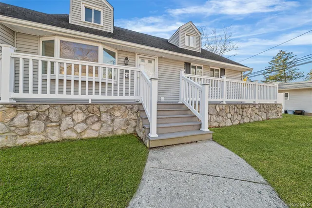 $749,000 | 28 Ellen Place, Kings Park, NY 11754