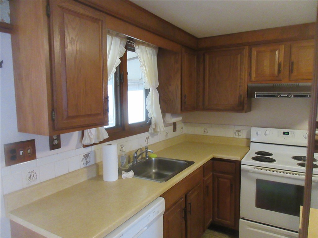 70 Keeley Avenue Warwick, RI 02886 - Photo 6 of 15 Kitchen