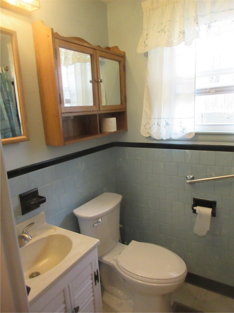 70 Keeley Avenue Warwick, RI 02886 - Photo 9 of 15 Bathroom