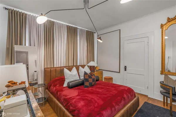 a bed room with a bed and a closet