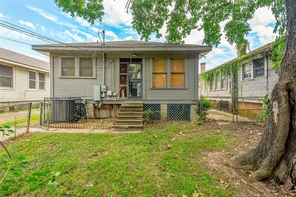 a view of a house with backyard and a tree