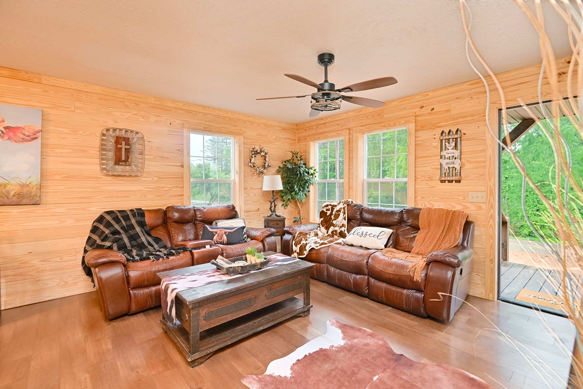 292 Harmony Road Gainesboro, TN 38562 - Photo 19 of 61 a living room with furniture and a large window