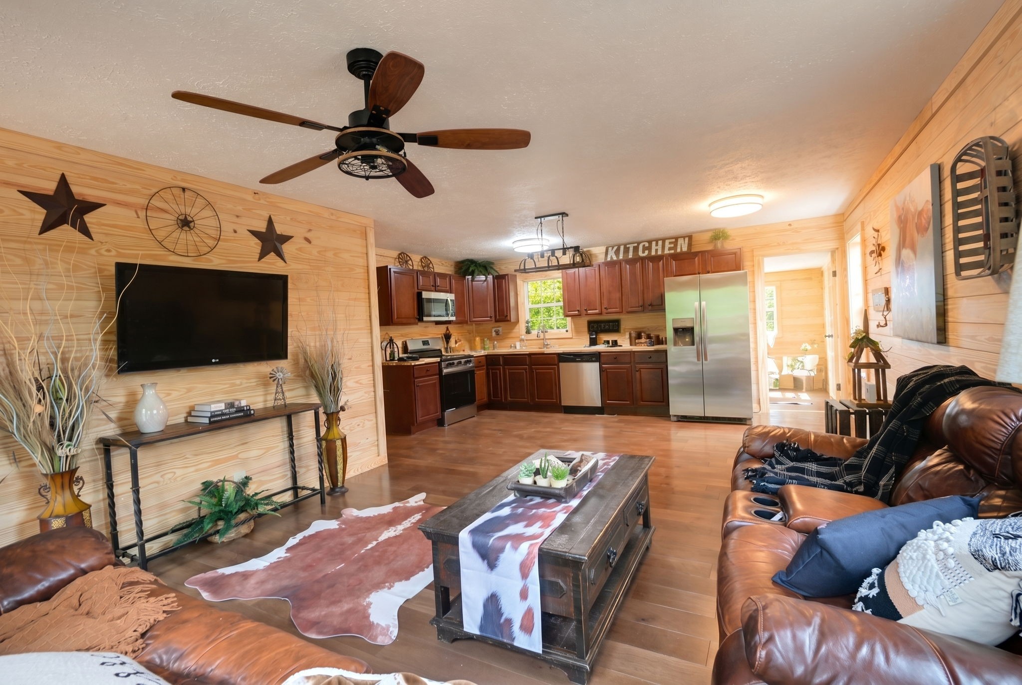 292 Harmony Road Gainesboro, TN 38562 - Photo 21 of 61 a living room with furniture and a flat screen tv