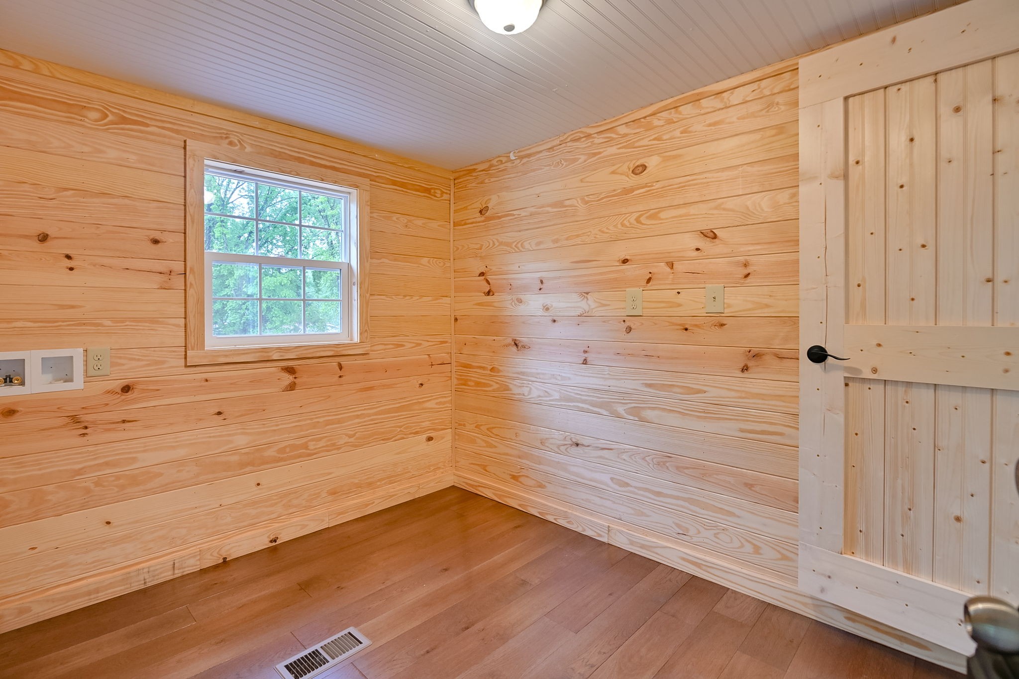 292 Harmony Road Gainesboro, TN 38562 - Photo 38 of 61 a view of a small space with wooden floor and a window