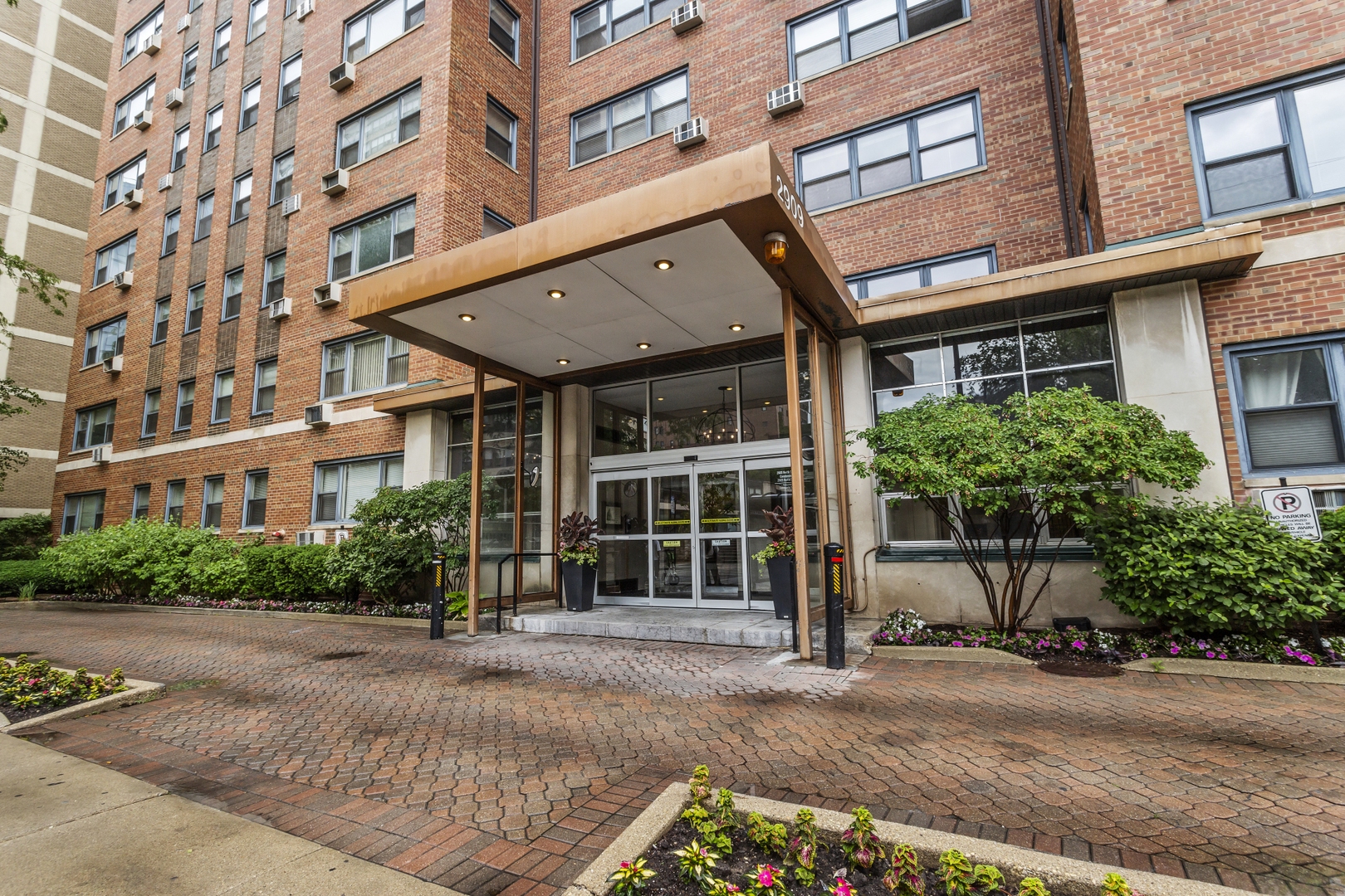 2909 North Sheridan Road, Unit 1601 Chicago, IL 60657 - Photo 2 of 29 Gallery Image 2
