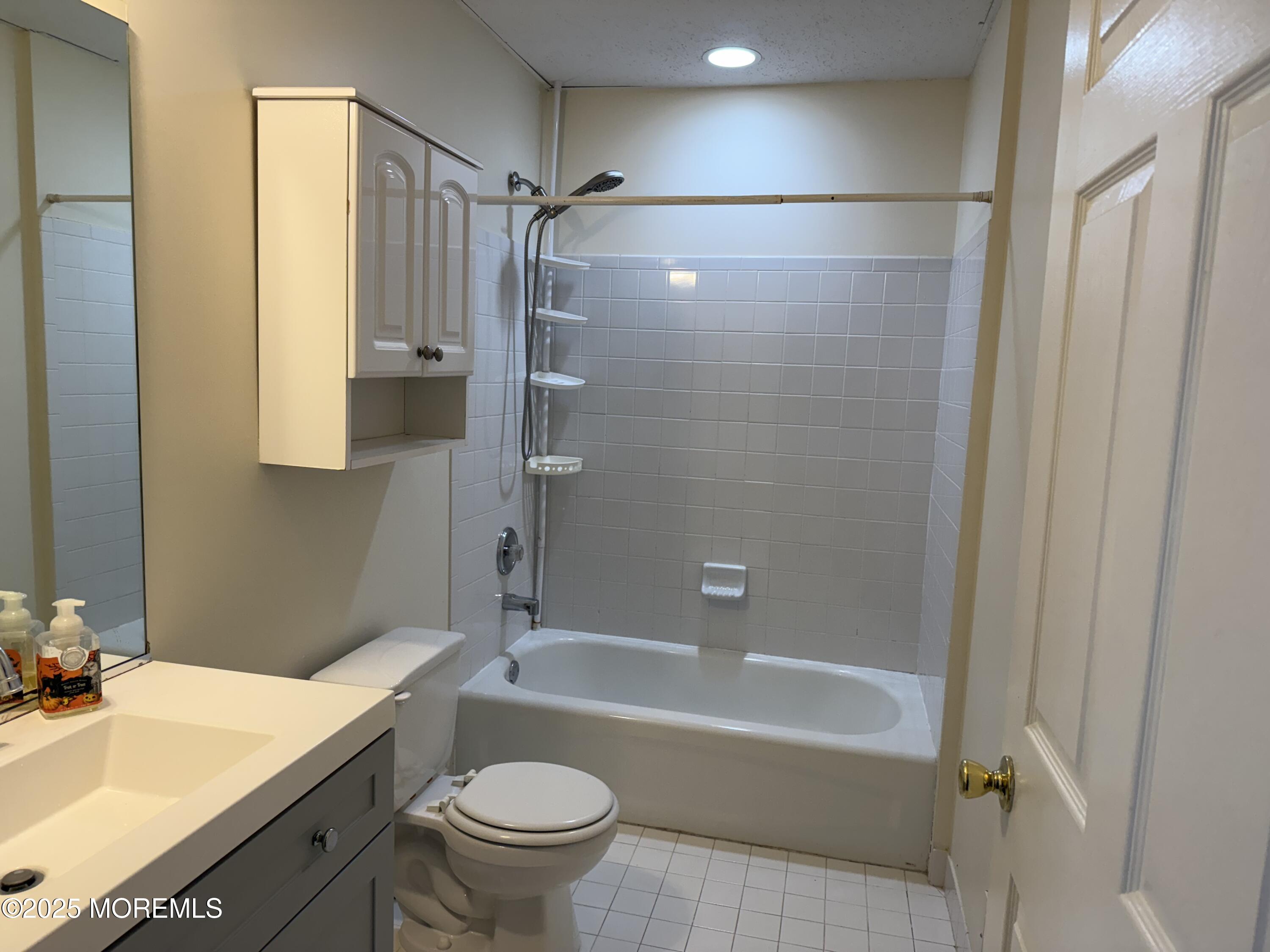 27 Barn Swallow Boulevard Marlboro, NJ 07746 - Photo 8 of 18 2nd Floor Hall Bath