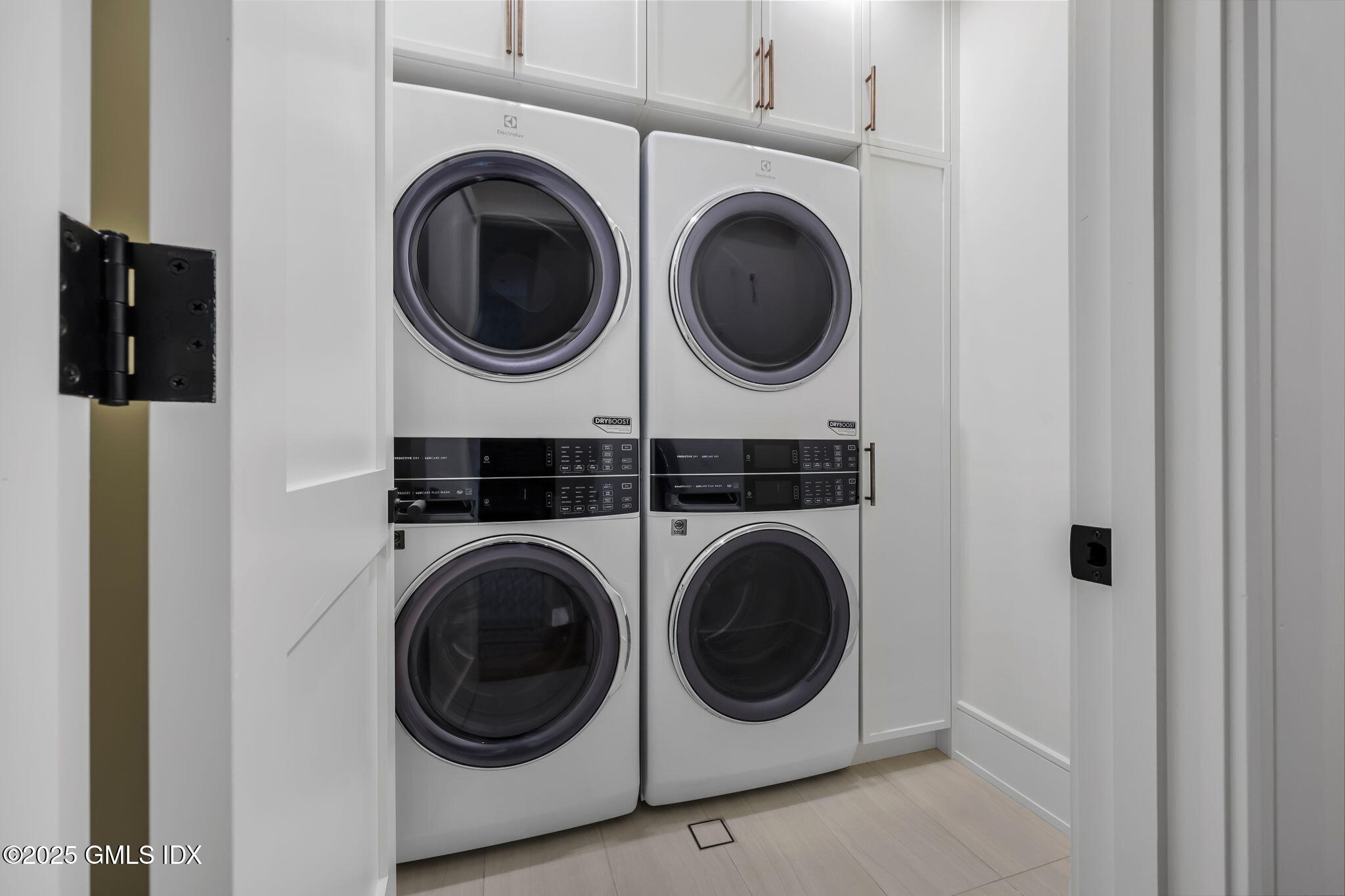 191 Field Point Road, Unit A Greenwich, CT 06830 - Photo 15 of 29 Laundry