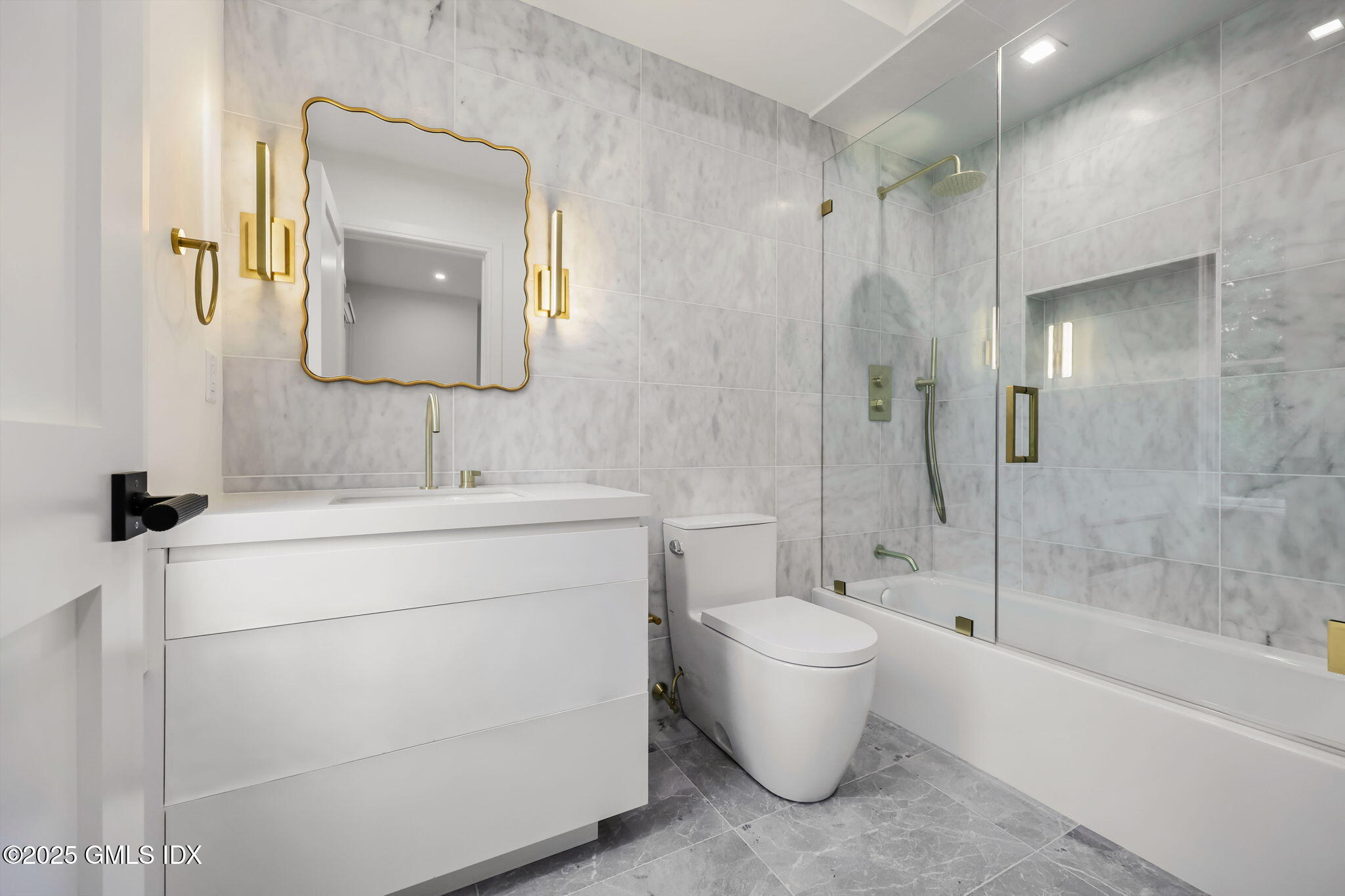 191 Field Point Road, Unit A Greenwich, CT 06830 - Photo 17 of 29 Second Floor Bedroom bathroom