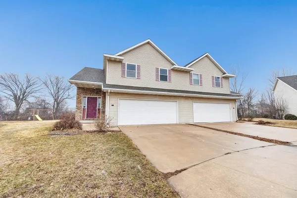 $374,900 | 713 Edge Point Court, Unit 1, De Pere, WI 54115