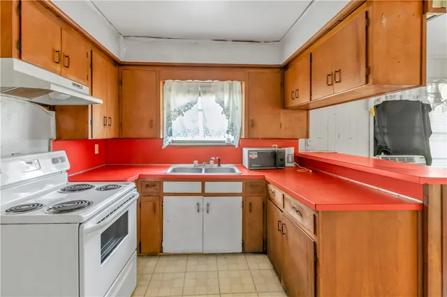 a view of an house with backyard and swimming pool