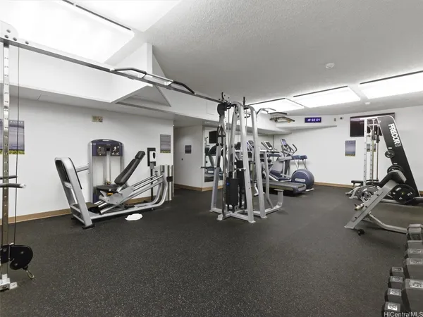 $2,100 | 1750 Kalakaua Avenue, Unit 1903, Honolulu, HI 96826