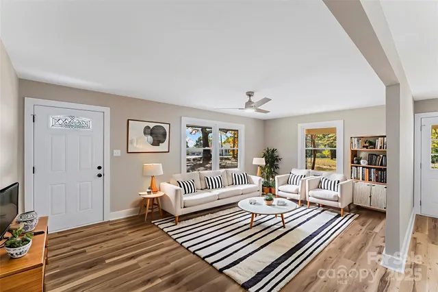 $275,000 | 715 7th Avenue Southeast, Hickory, NC 28602