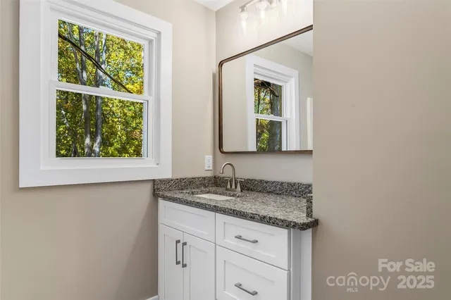 $275,000 | 715 7th Avenue Southeast, Hickory, NC 28602