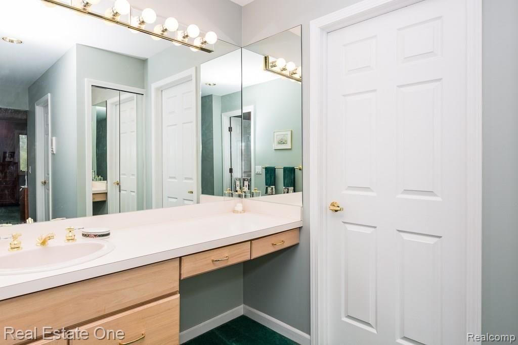 2129 Clinton View Circle Rochester Hills, MI 48309 - Photo 25 of 37