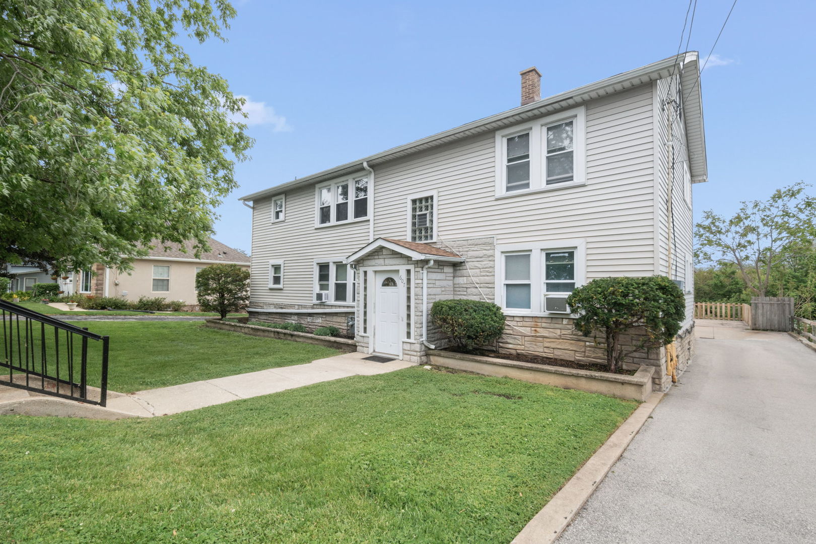 607 Walnut Street Lemont, IL 60439 - Photo 2 of 29