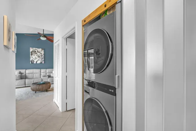 a view of a livingroom with washer and dryer