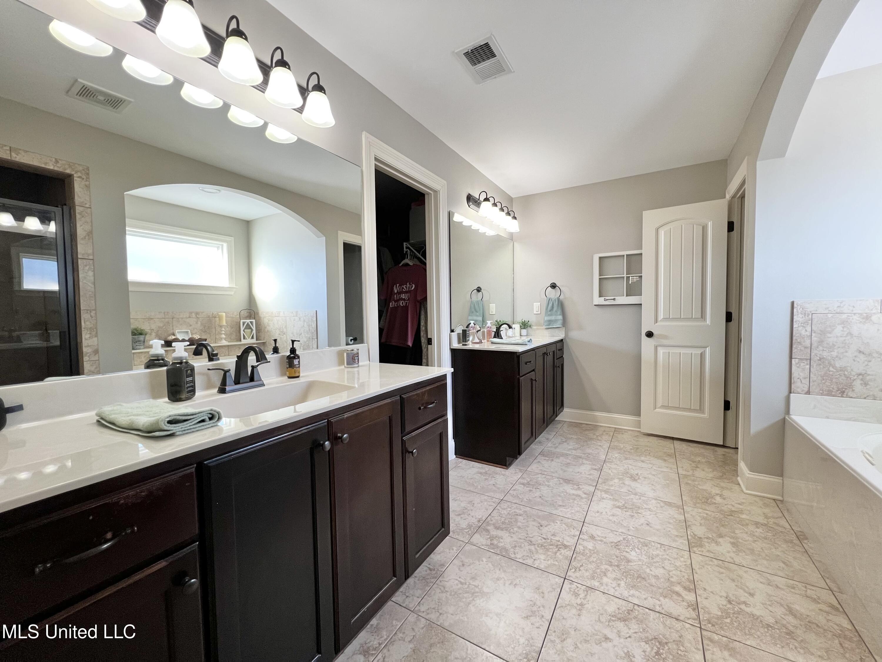 4703 Dublin Olive Branch, MS 38654 - Photo 15 of 28 IMG_5903