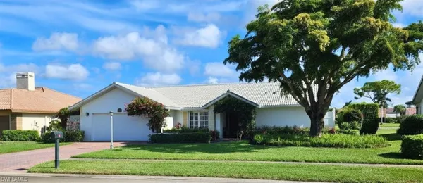 a view of a house with a yard