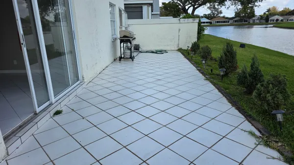 a view of a backyard
