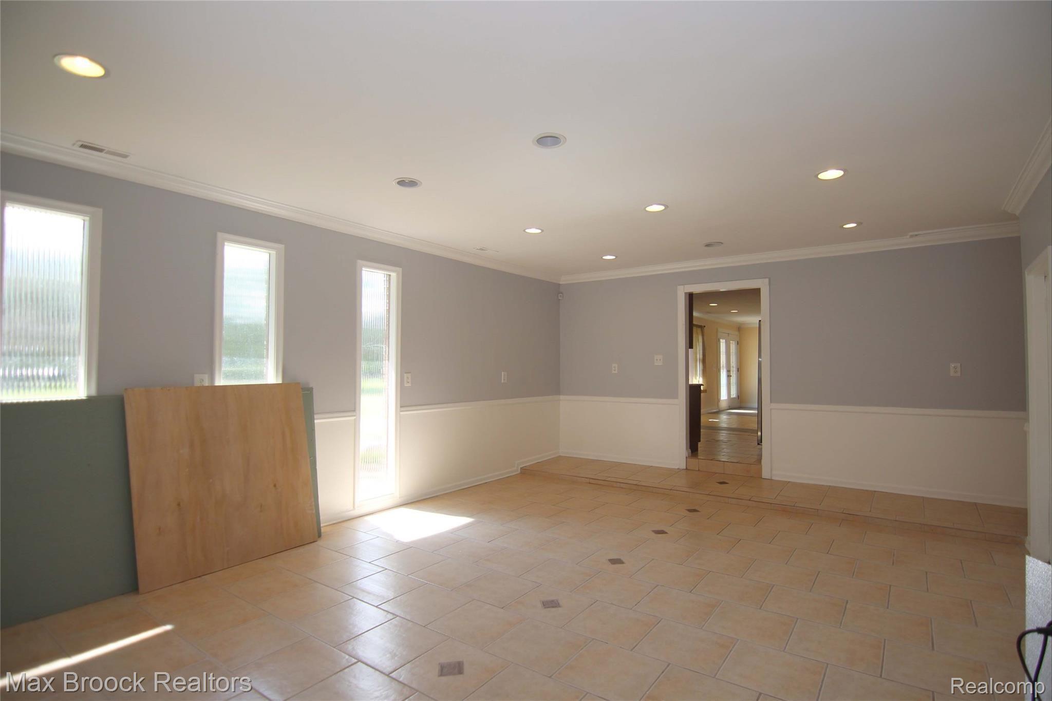 31462 Curtis Road Livonia, MI 48152 - Photo 6 of 38 Living Room