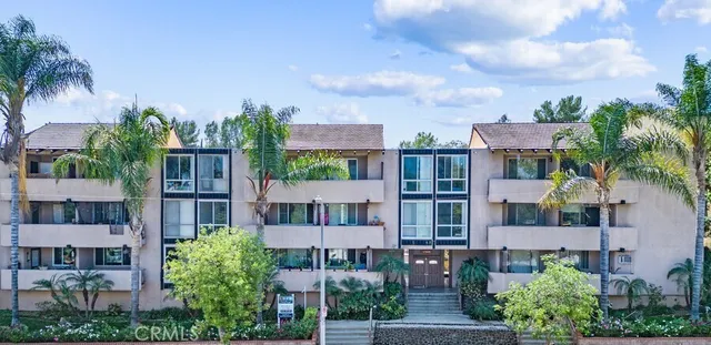 $2,400 | 17000 Burbank Boulevard, Unit 304, Encino, CA 91316