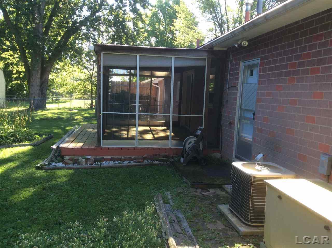 236 Riverside Avenue Adrian, MI 49221 - Photo 9 of 12 31259107-8.JPG
