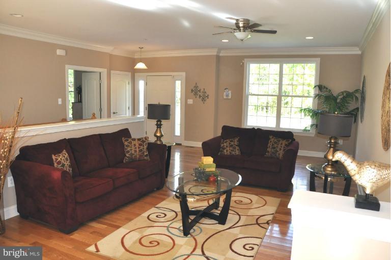 16940 Livingston Road Accokeek, MD 20607 - Photo 11 of 20 Living Room