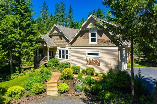 $979,000 | 7001 East Chattaroy Road, Chattaroy, WA 99003