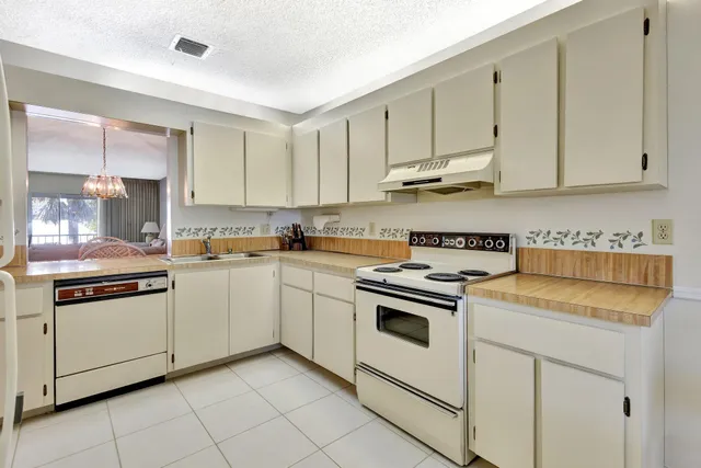 $220,000 | 1600 Southeast St Lucie Boulevard, Unit 211, Stuart, FL 34996