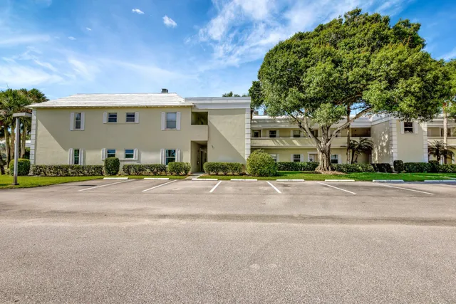 $220,000 | 1600 Southeast St Lucie Boulevard, Unit 211, Stuart, FL 34996