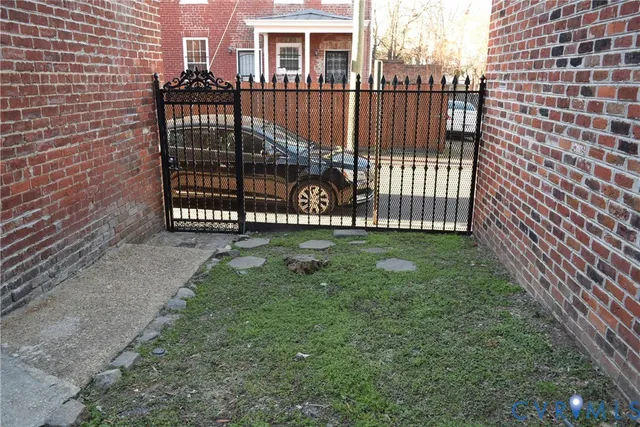 $2,700 | 422 West Clay Street, Richmond, VA 23220