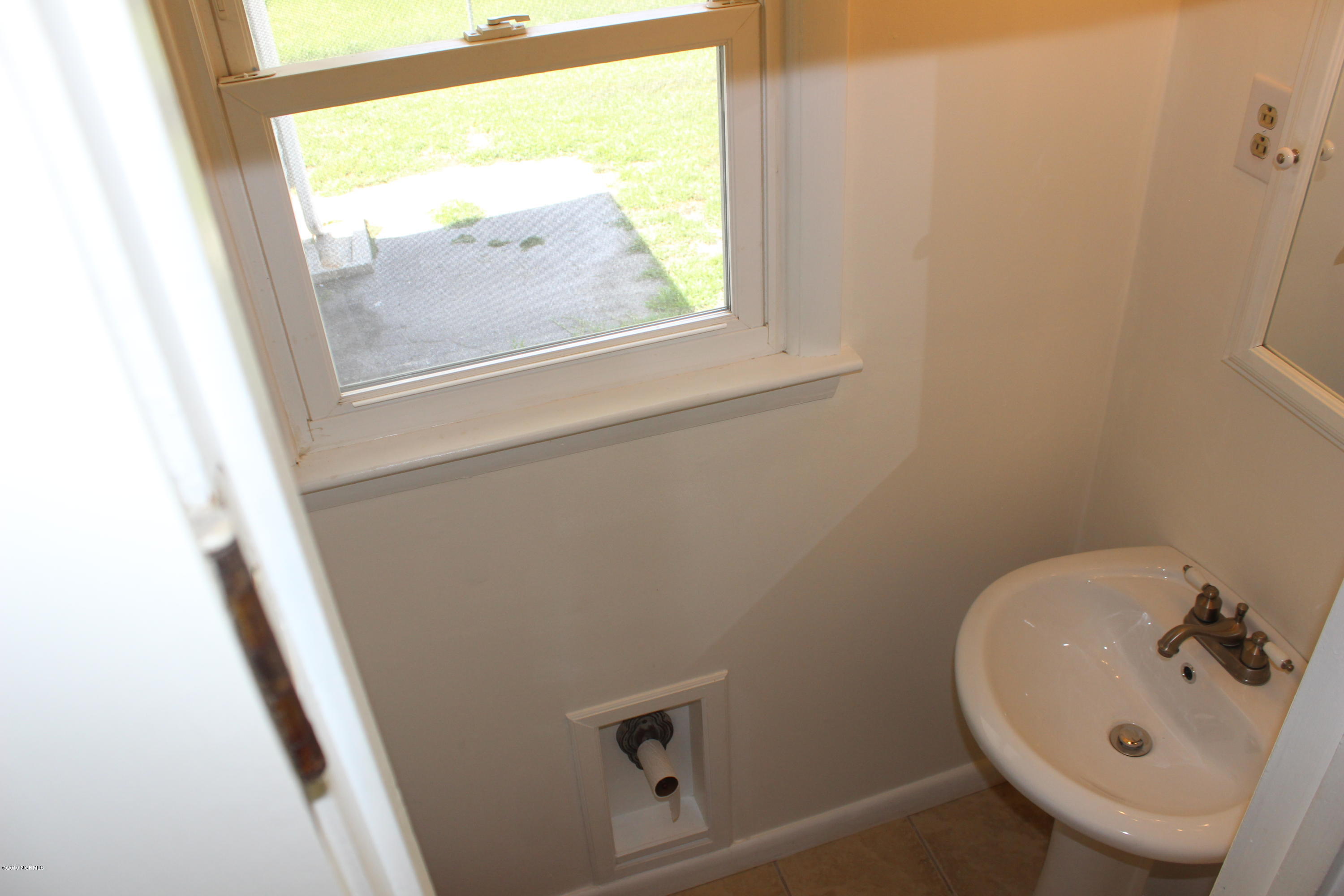 1019 Decatur Road Jacksonville, NC 28540 - Photo 20 of 23 Half Bath