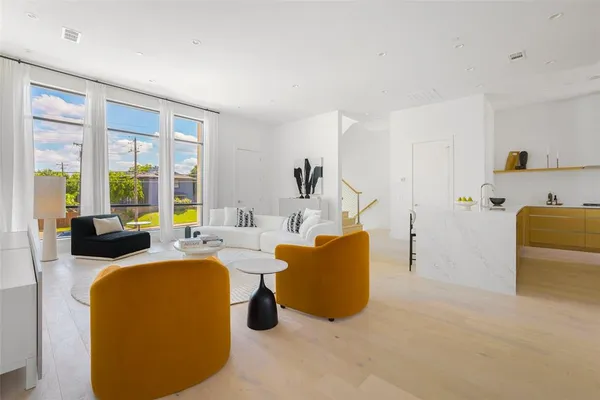 $899,000 | 610 North Oak Cliff Boulevard, Unit 203, Dallas, TX 75208