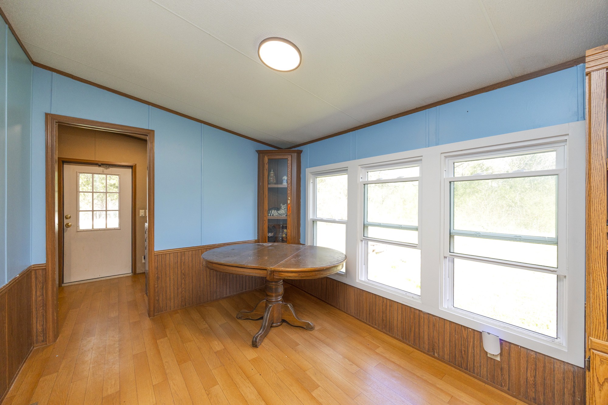 8591 Lowe Christiana Road Christiana, TN 37037 - Photo 13 of 37 a living room with a table and a window