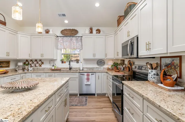 $459,999 | 117 East Peninsula Drive, Laurens, SC 29360