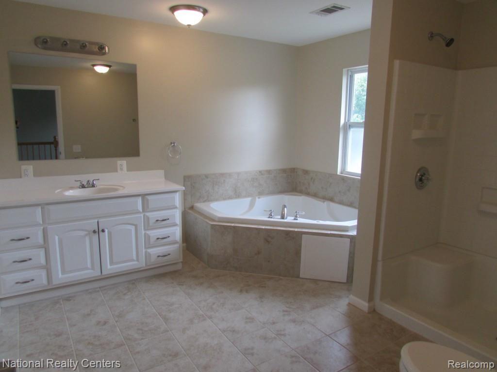 3945 Elmhurst Road Waterford, MI 48328 - Photo 15 of 23 IMG_0751.jpg