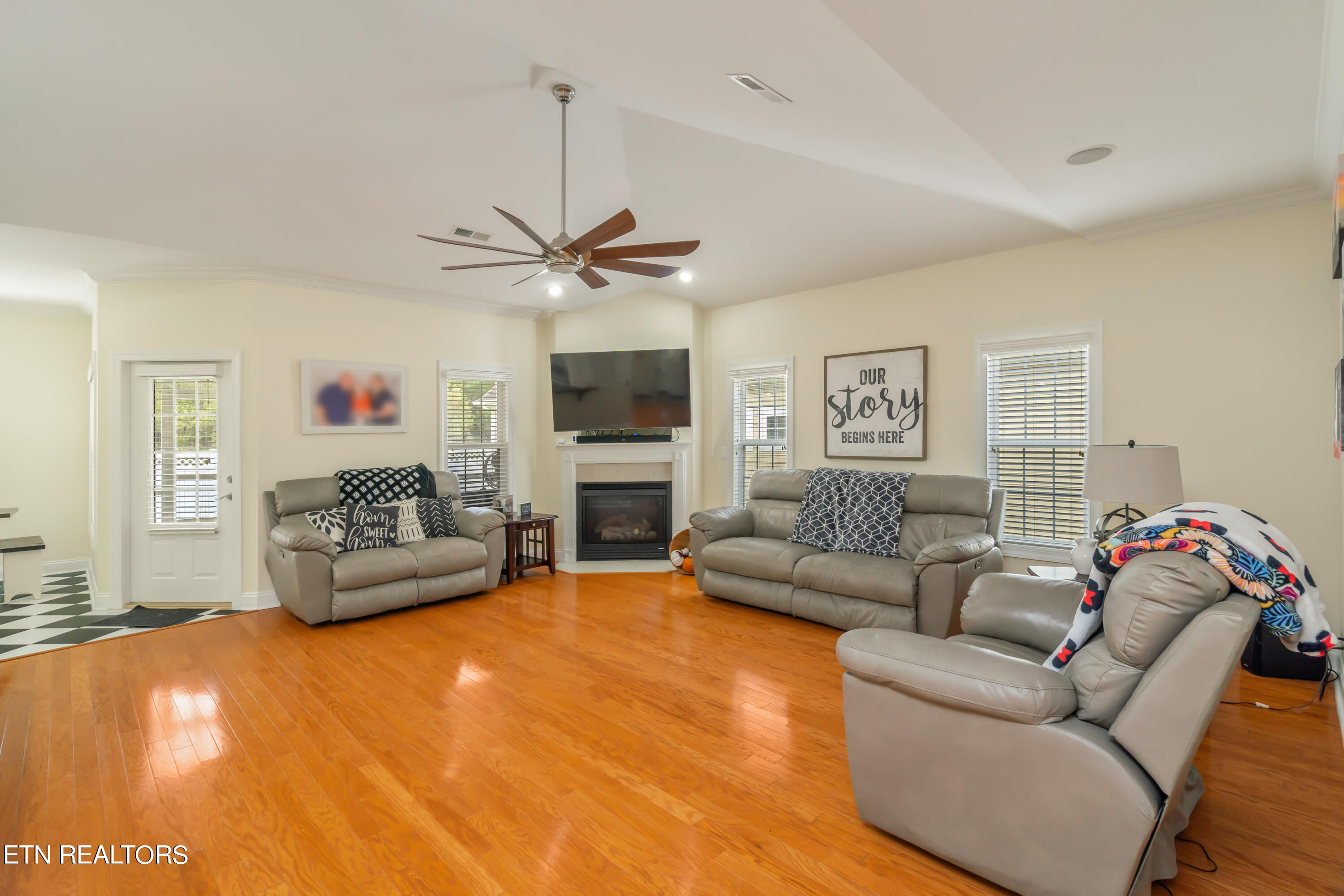 107 Fallberry Street Oak Ridge, TN 37830 - Photo 12 of 60 Living Room