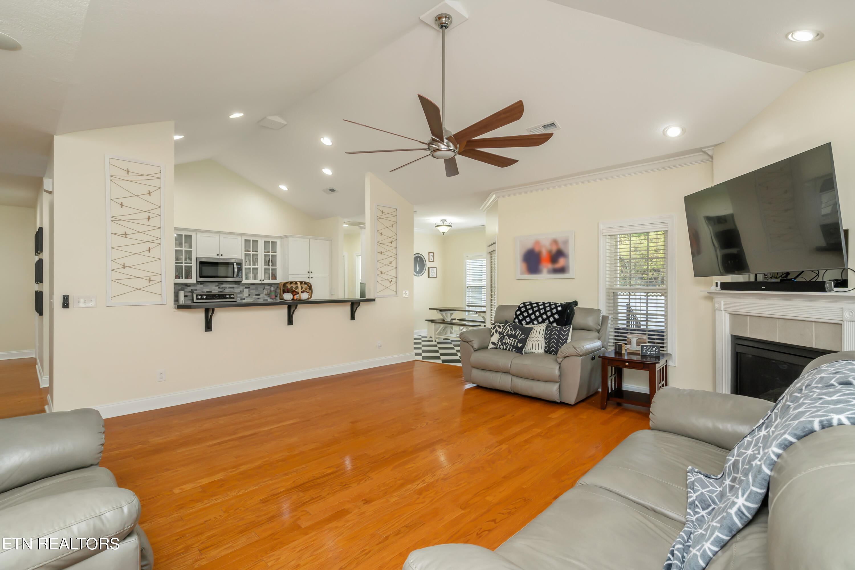 107 Fallberry Street Oak Ridge, TN 37830 - Photo 15 of 60 Living Room